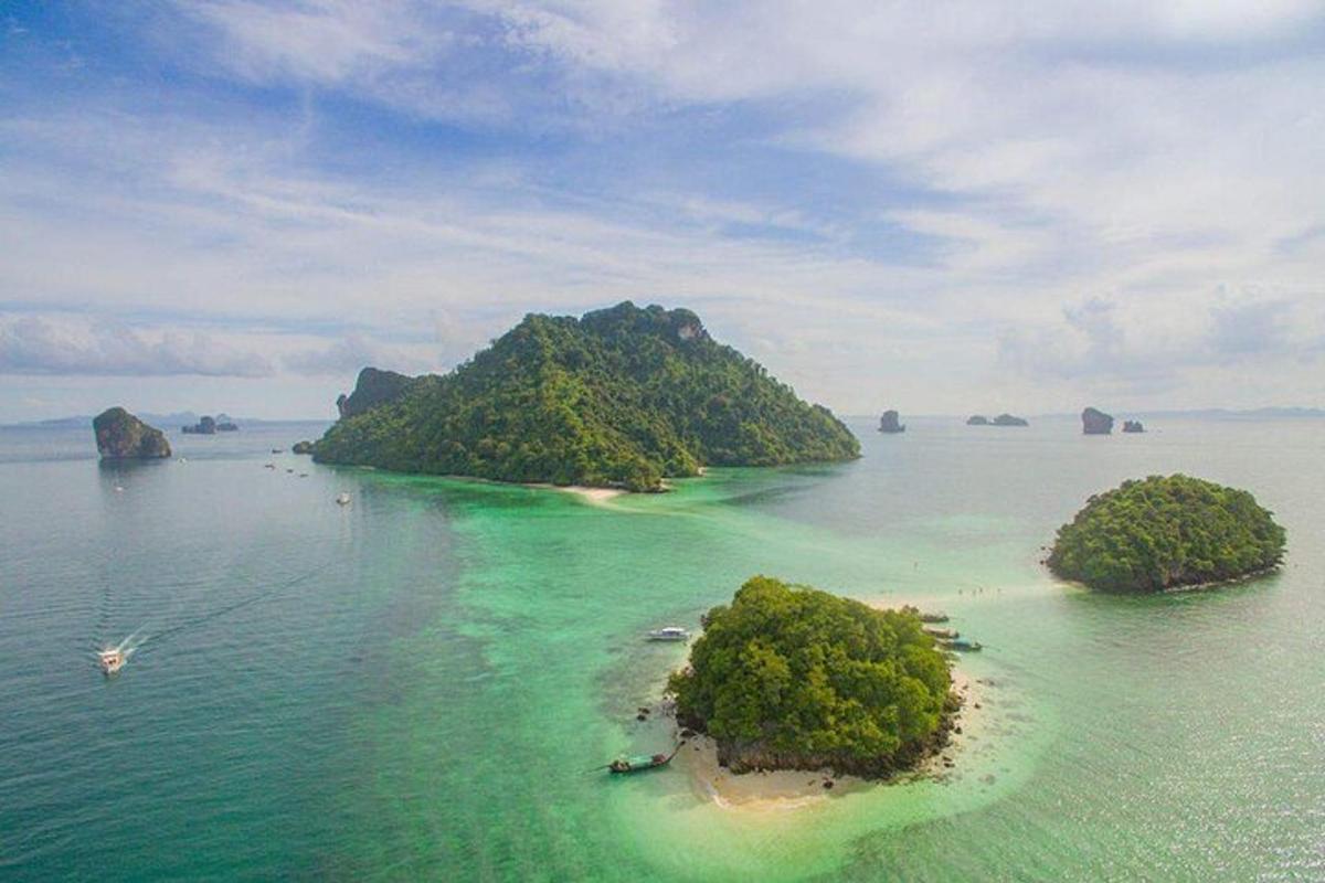 một góc nhìn từ trên không của một hòn đảo trên đại dương