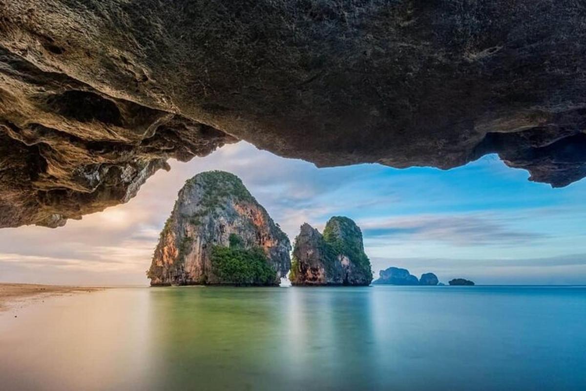 một hang động dưới nước có cấu trúc đá