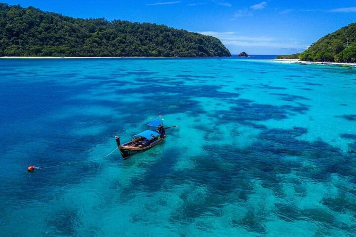 sebuah perahu kecil di air di lautan