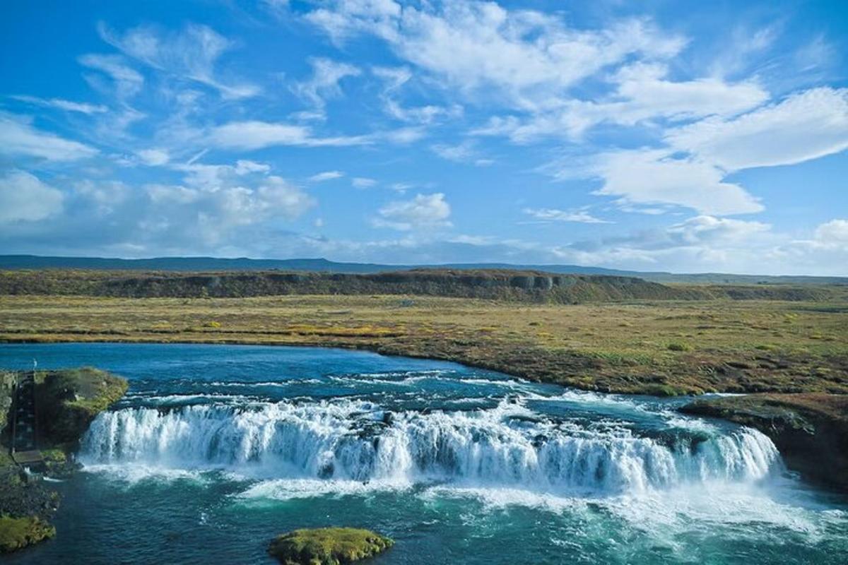 una cascata in mezzo a un campo con acqua