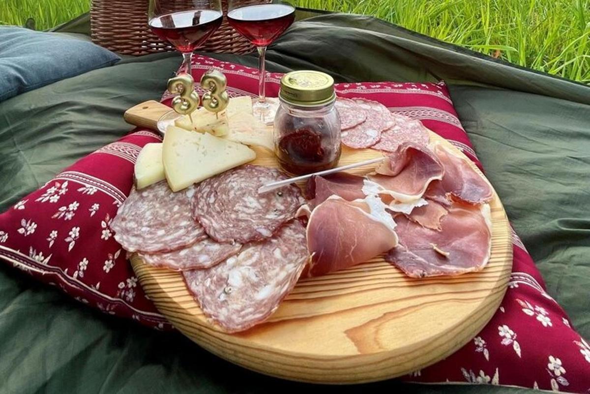 talíř masa a sýra a dvě sklenky vína