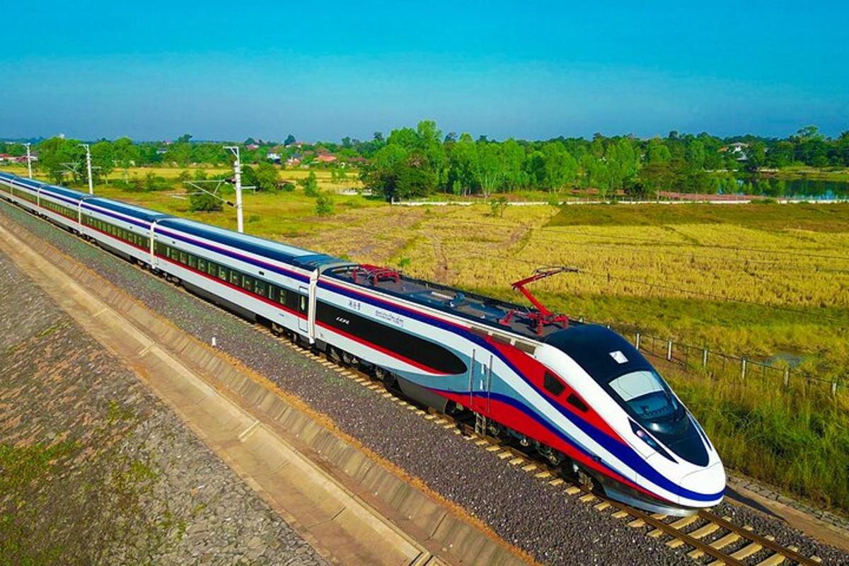 un tren circulă pe șine