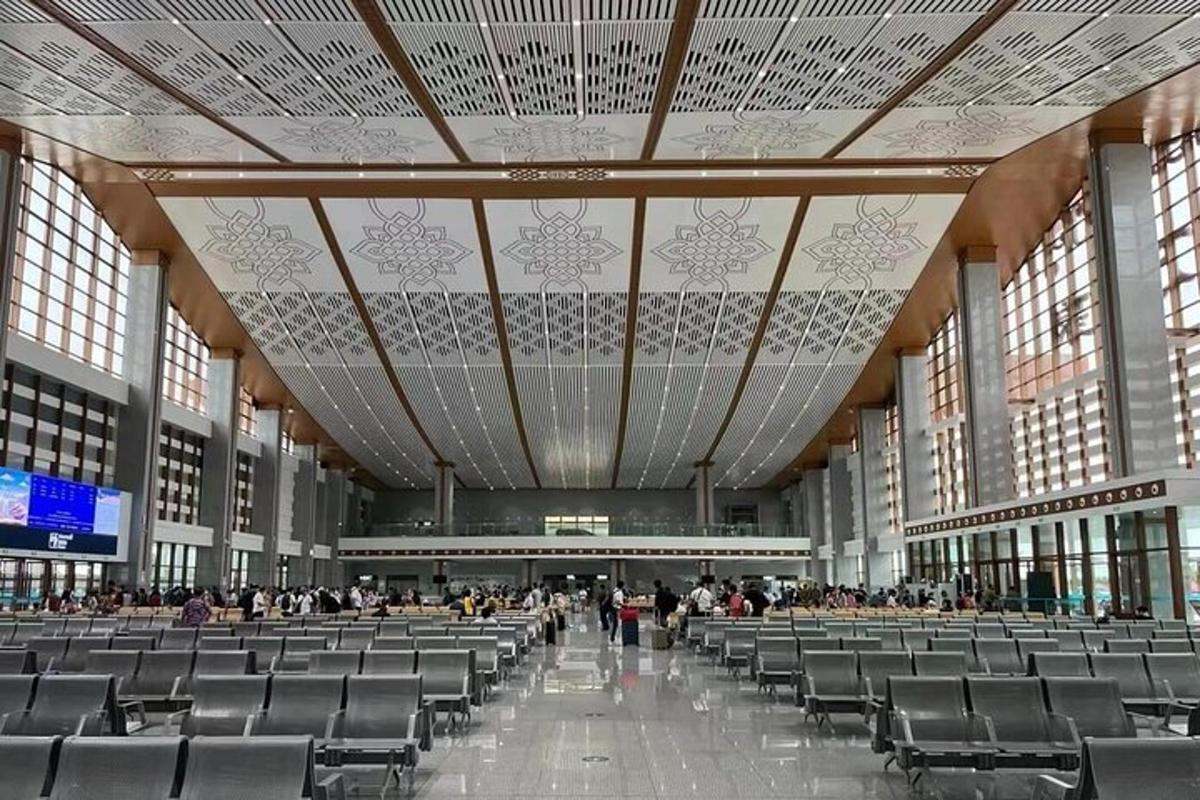 o sală mare cu scaune și oameni într-un aeroport