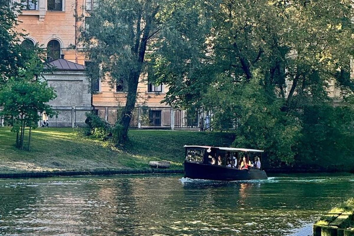 paat täis inimesi, kes sõidavad mööda jõge allavoolu