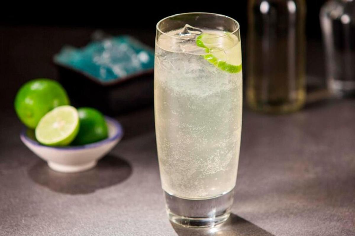 glas af vatni með lime á borði