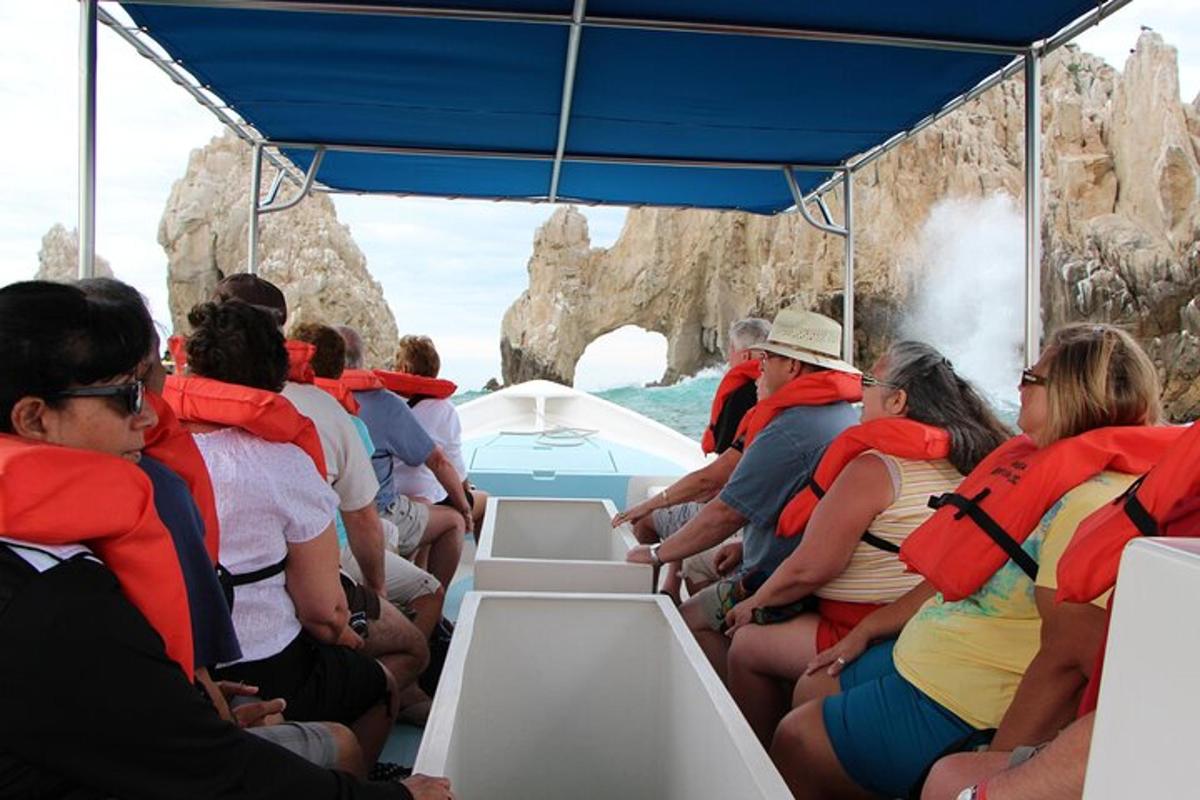 isang grupo ng mga tao sa isang bangka sa tubig