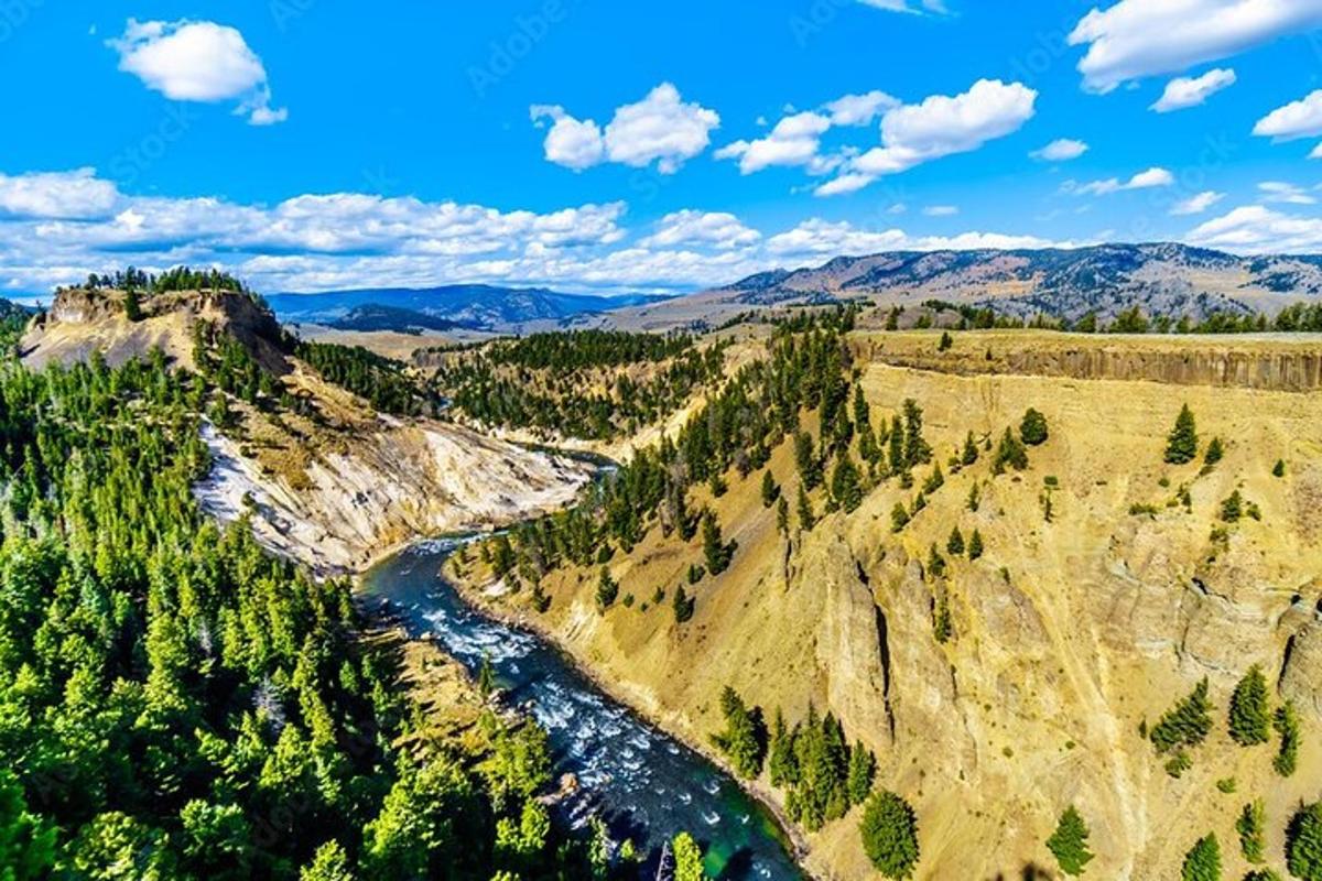 una vista aerea di un fiume in montagna