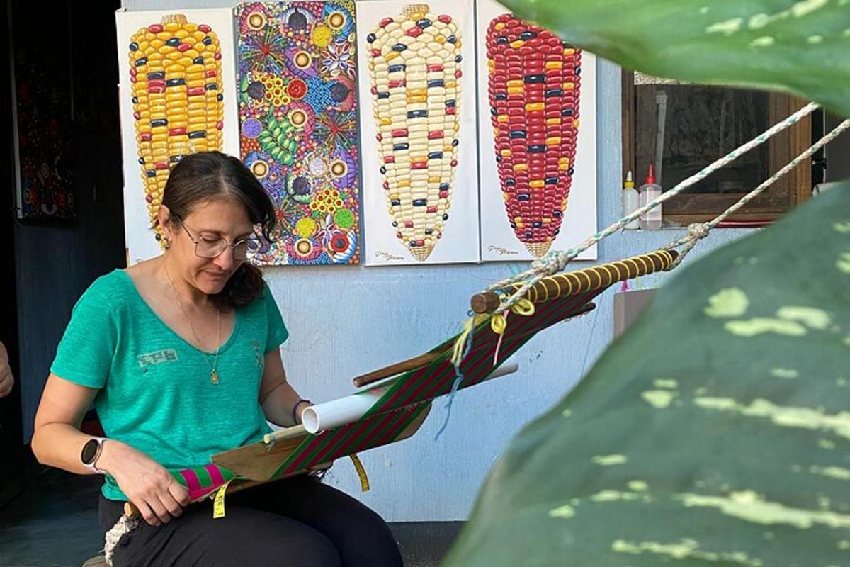 žena sedící v houpací síti a čte si knihu