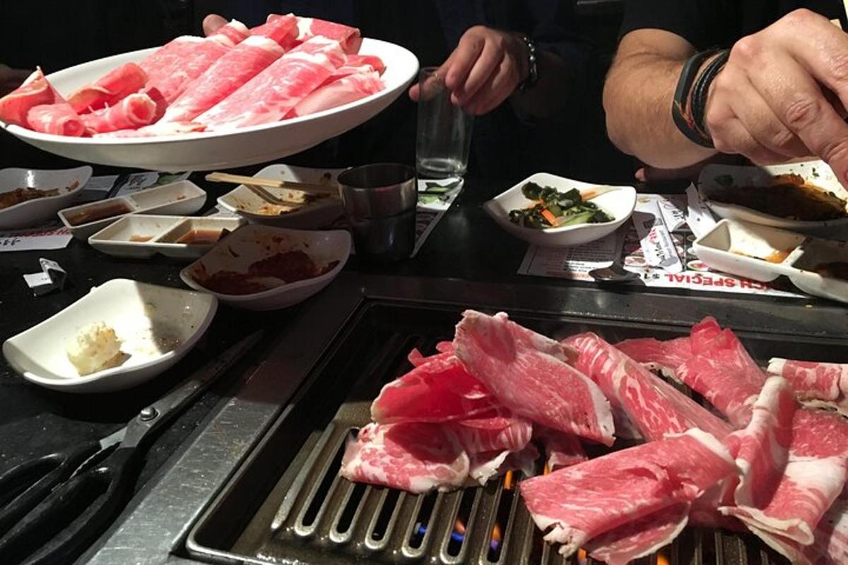 hromada masa na grilu s dalšími potravinami