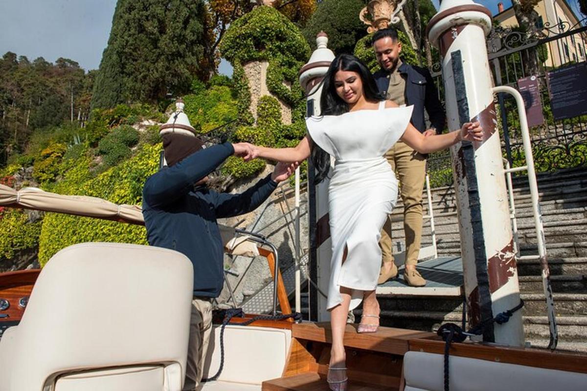 uma mulher de vestido branco em pé em um barco