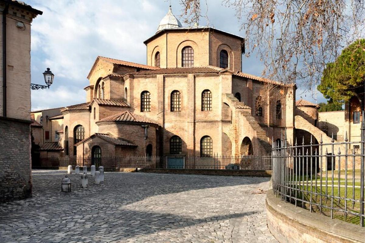 ένα μεγάλο κτίριο με έναν πύργο στην κορυφή του