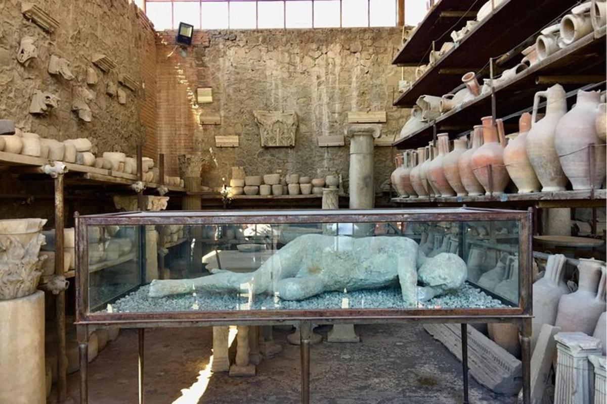 uma estátua em uma caixa de vidro em um museu