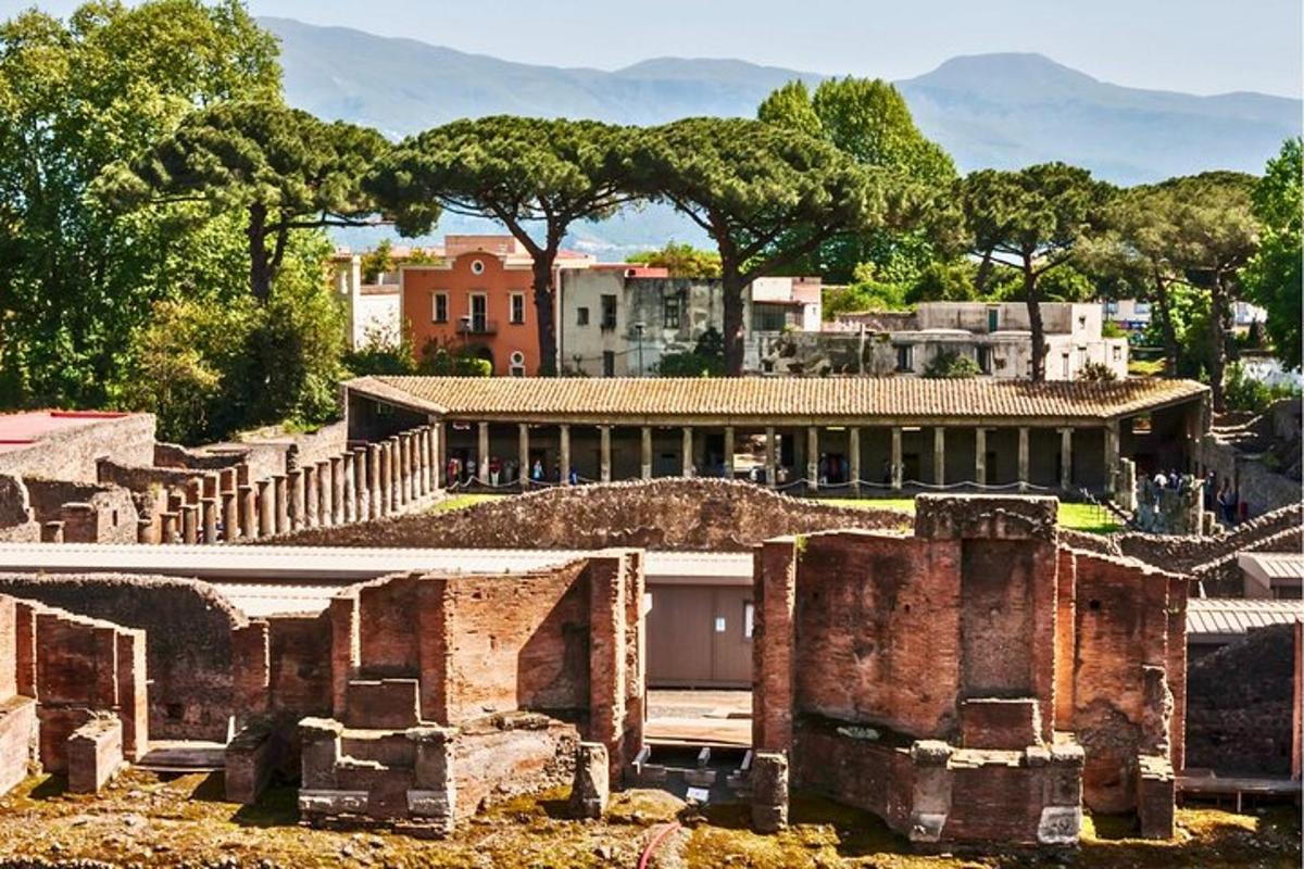 ruínas antigas de um edifício com montanhas ao fundo