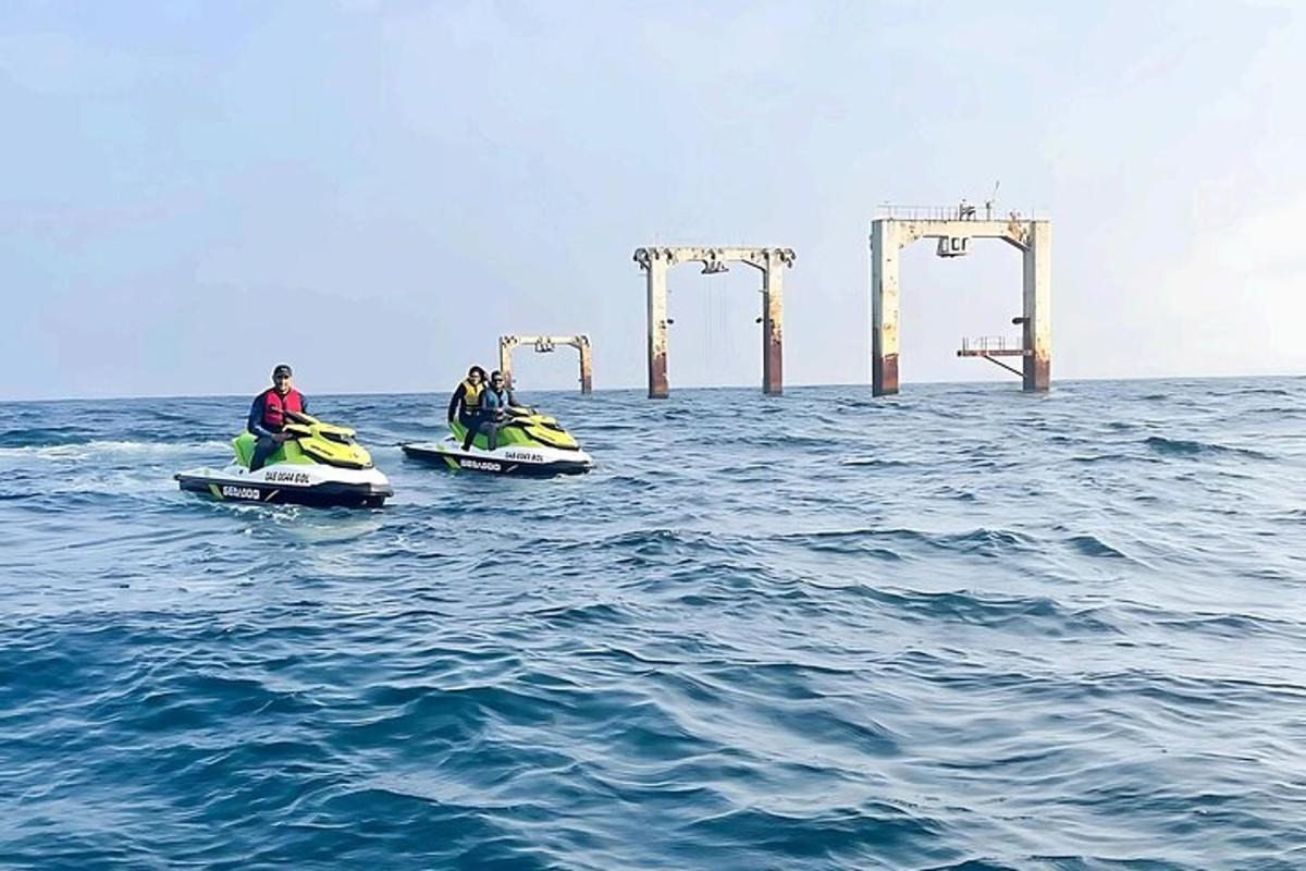 zwei Menschen reiten auf dem Wasser im Ozean