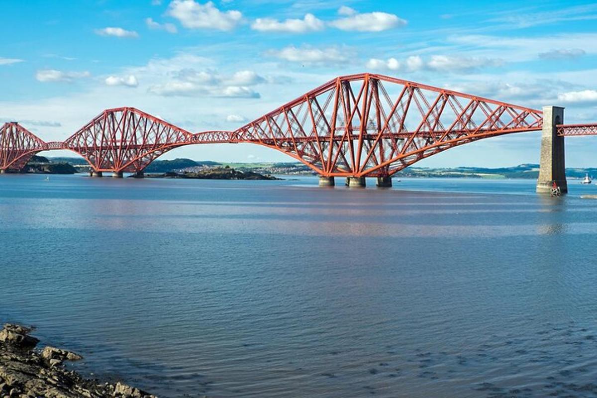 un grande ponte rosso in mezzo all'acqua