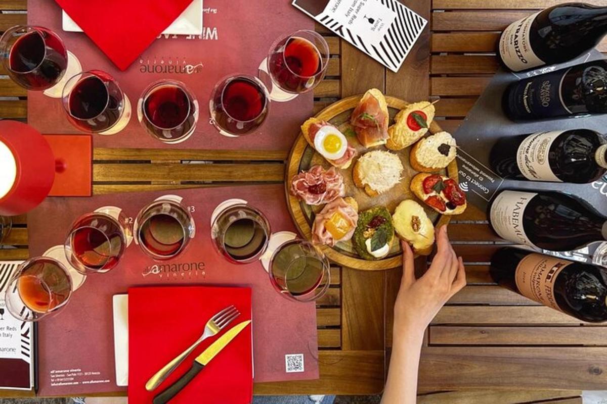 Una mesa con copas de vino y un plato de comida.