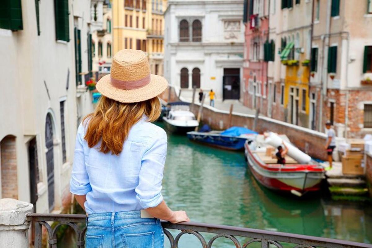 Una mujer parada en una barandilla mirando un canal