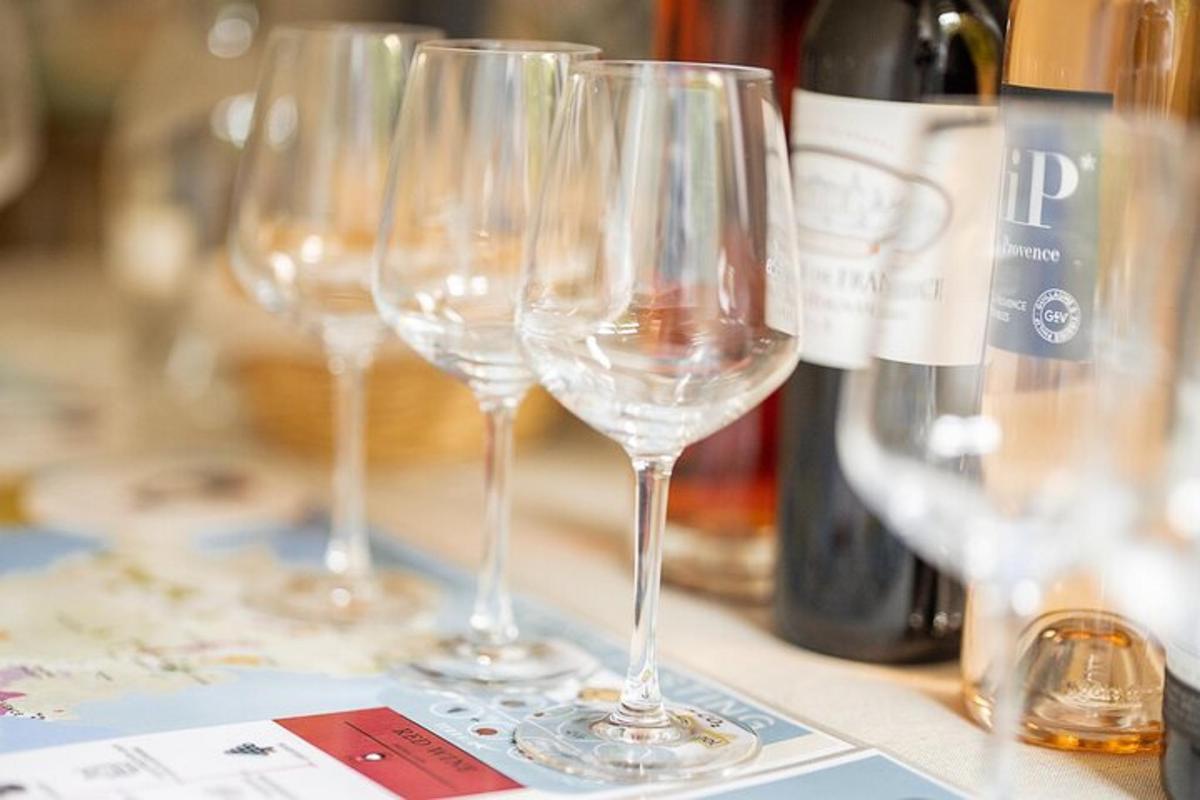Un grupo de copas de vino sobre una mesa.