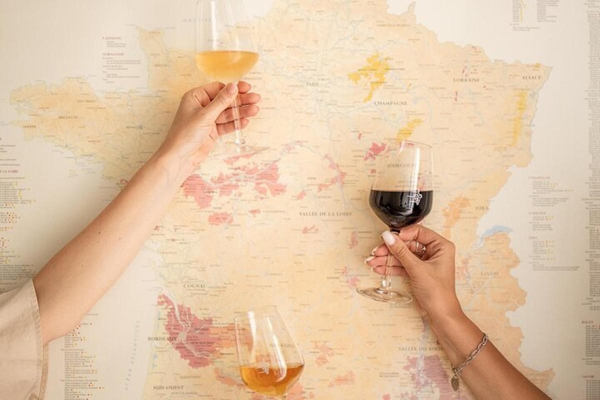 Dos personas sosteniendo copas de vino en un mapa
