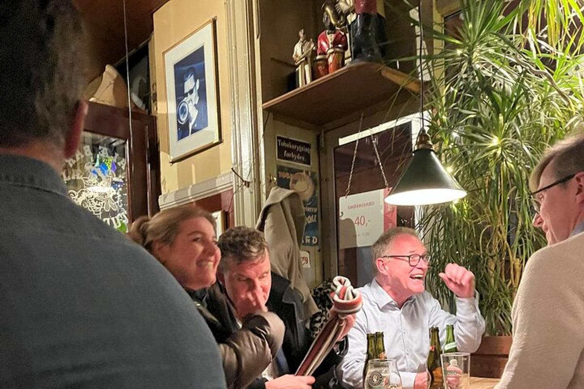 un gruppo di persone sedute a un tavolo in un ristorante