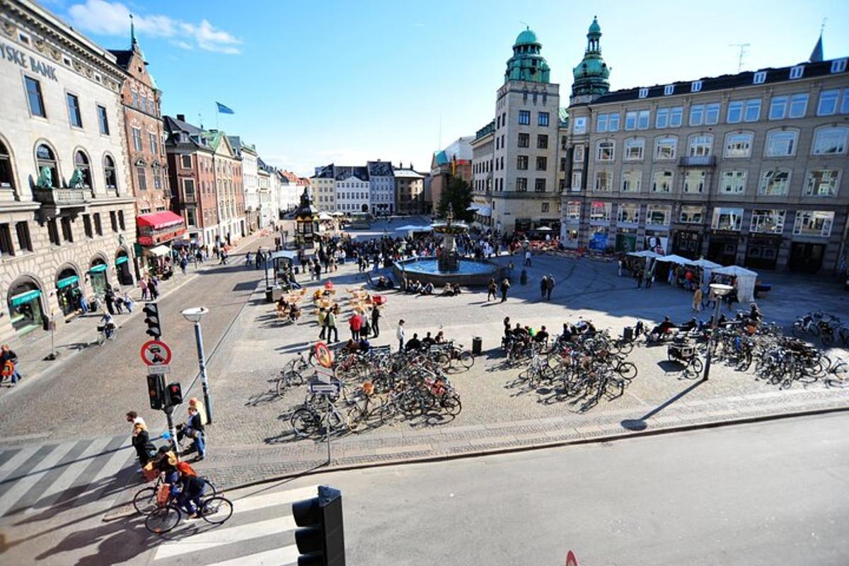 una strada cittadina con un mucchio di biciclette parcheggiate sulla strada