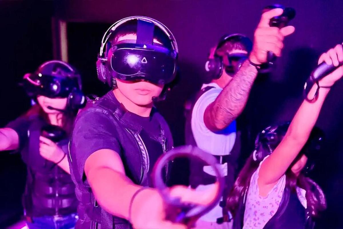 Un grupo de personas que usan auriculares y escuchan música.