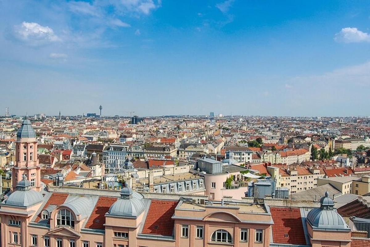 Letecký pohled na velké město s budovami