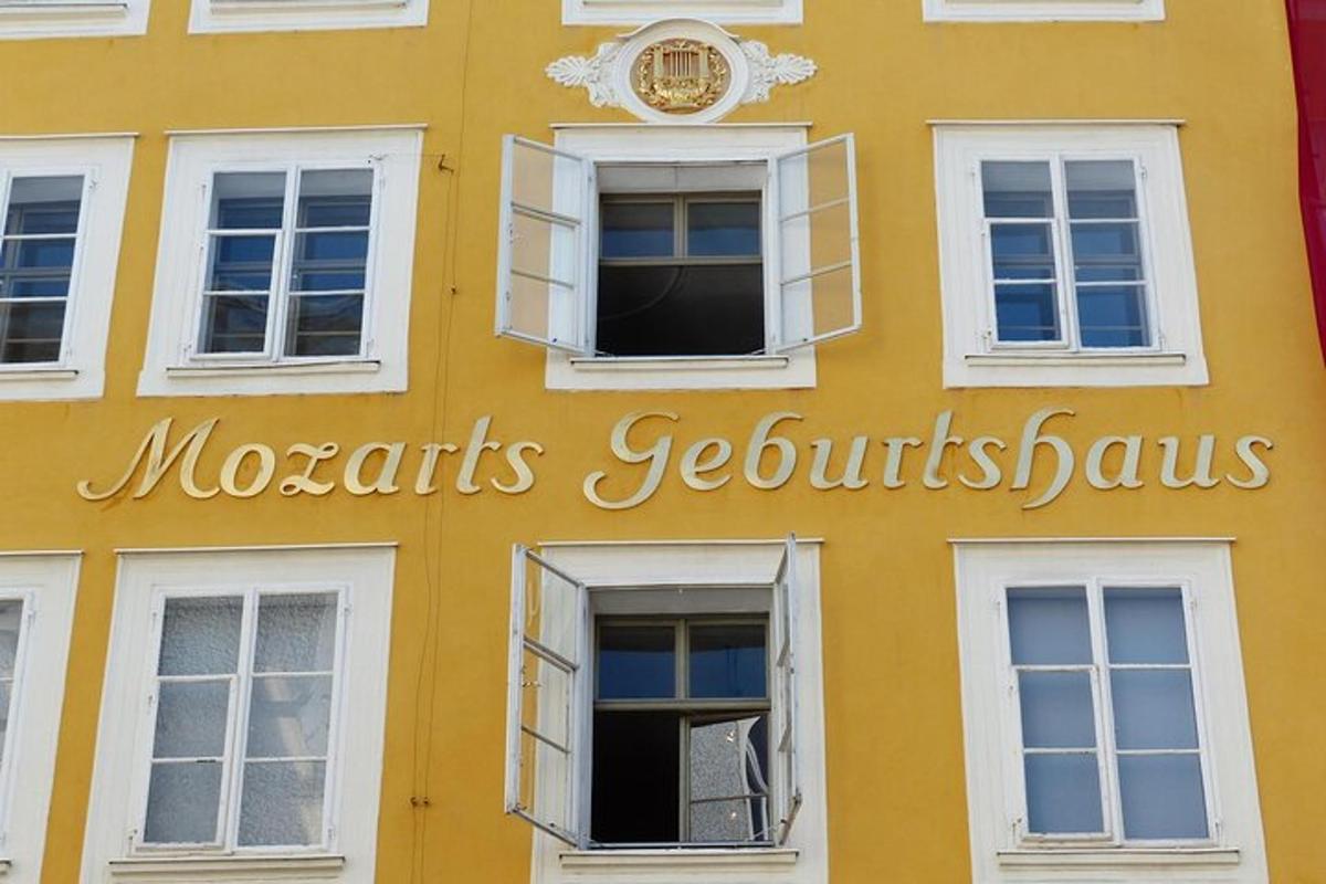žlutá budova s hodinami na boku