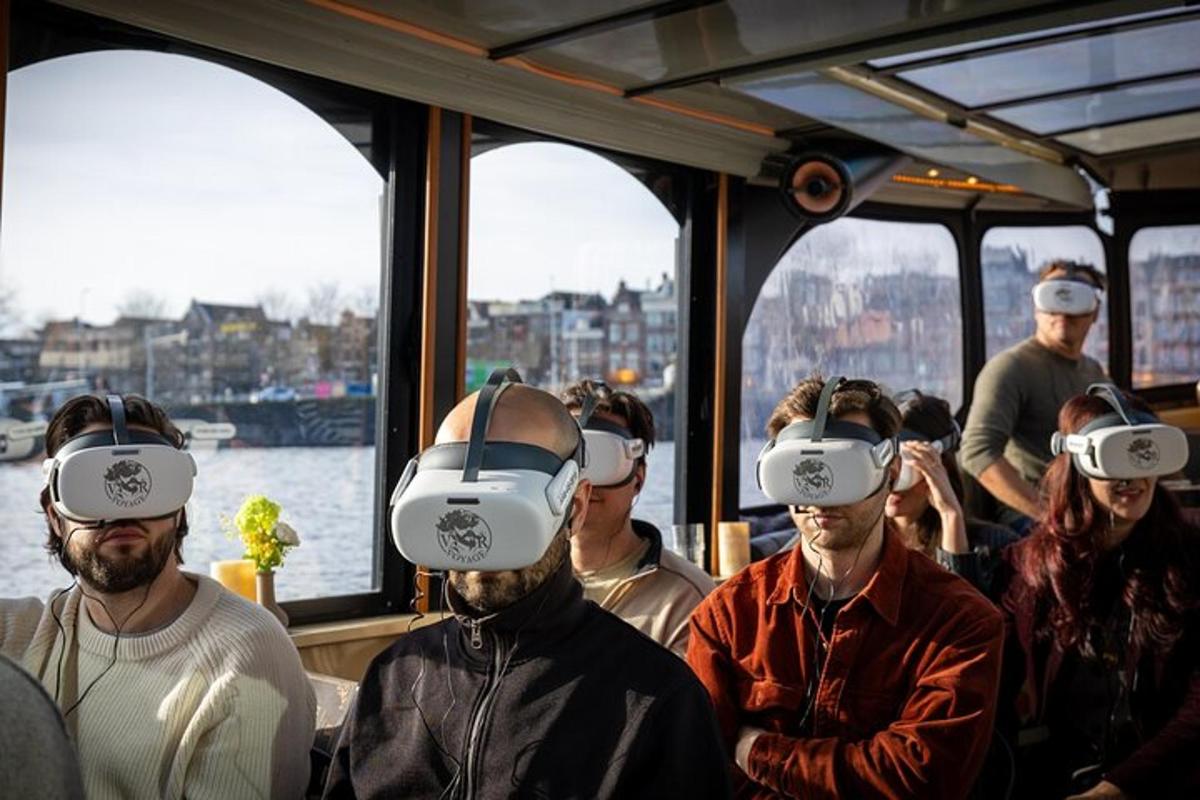 skupina lidí s helmami pro virtuální realitu na lodi