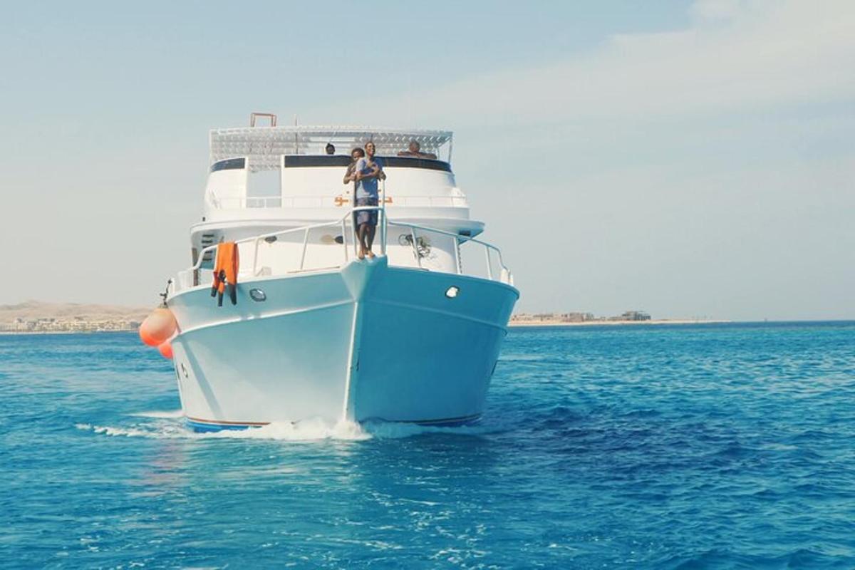 een blauw-witte boot in het water
