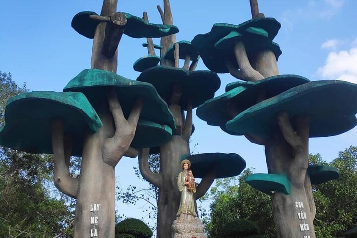bức tượng một người phụ nữ đứng giữa hai cái cây