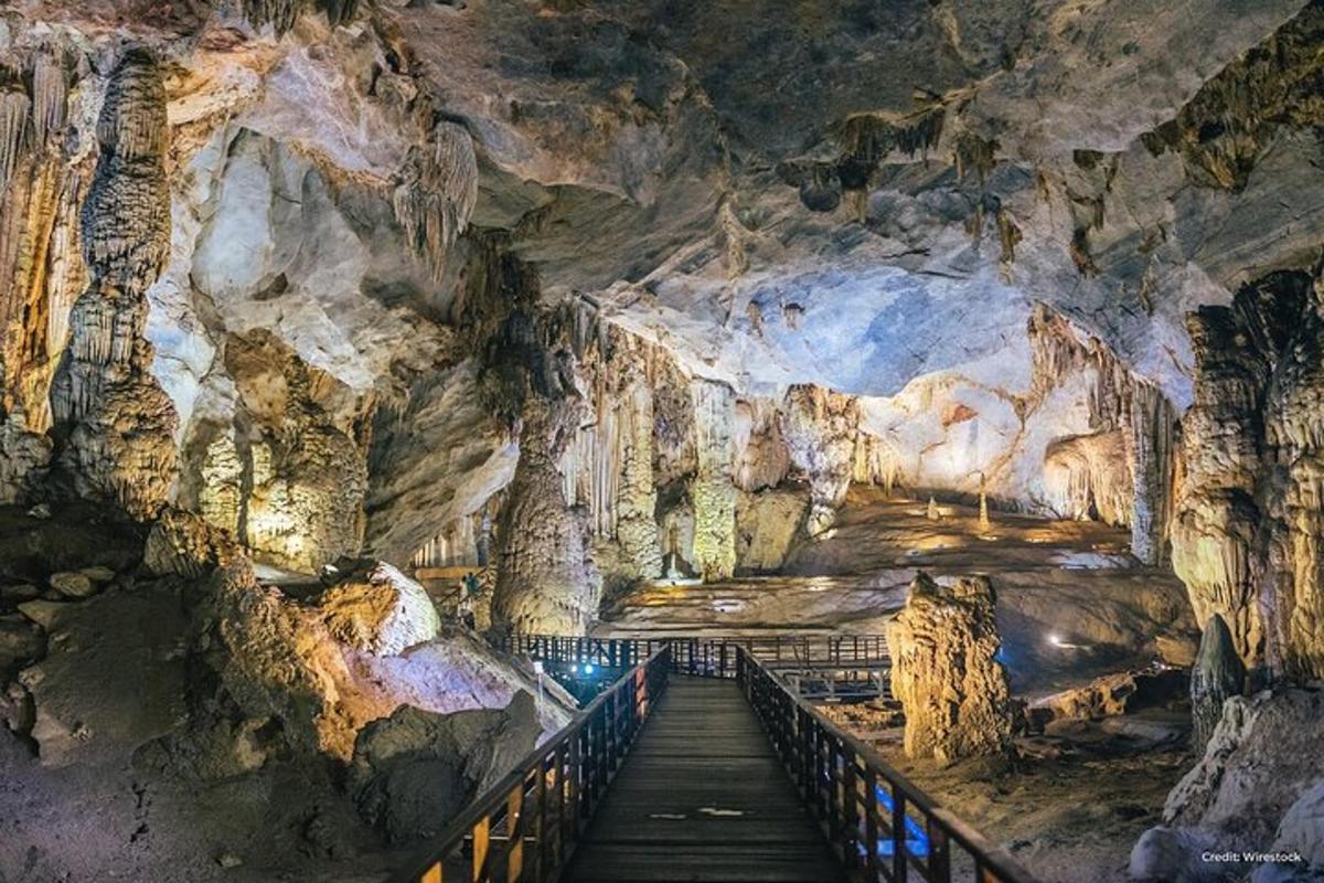 một hành lang trong hang động có cầu thang