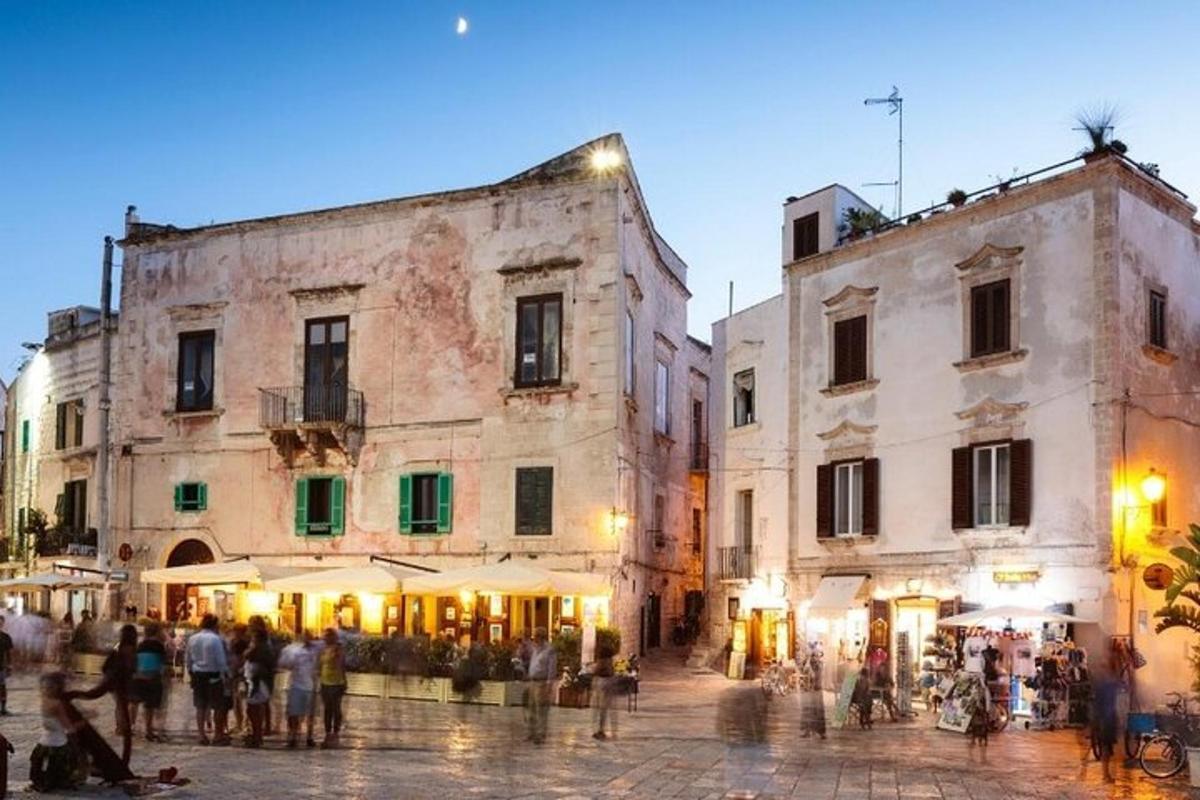 un gruppo di persone che camminano lungo una strada con edifici