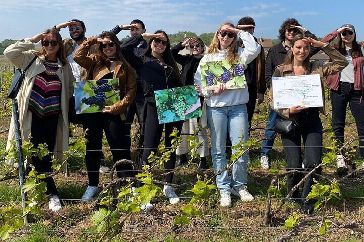 um grupo de pessoas em pé em um campo