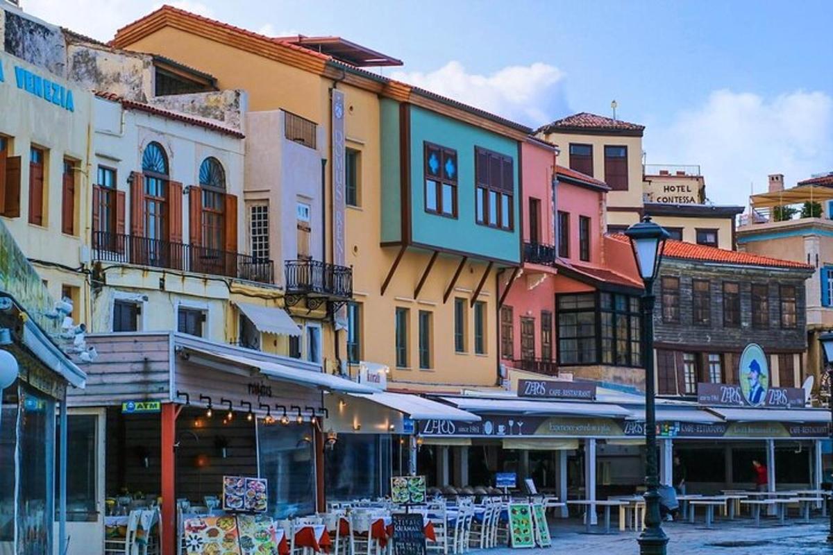 ένα συγκρότημα κτιρίων με τραπέζια και καρέκλες σε έναν δρόμο