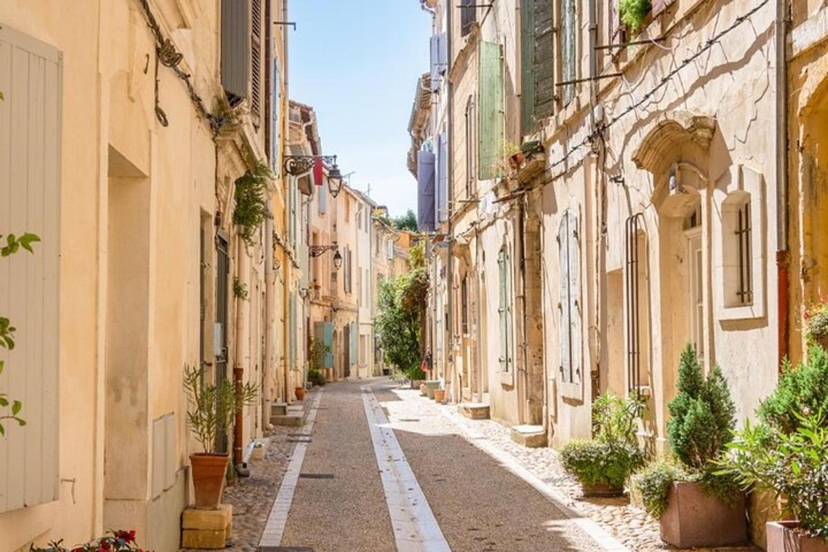 Una calle vacía en un casco antiguo con edificios.