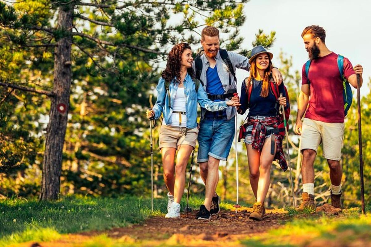 un grup de persones caminant per un sender