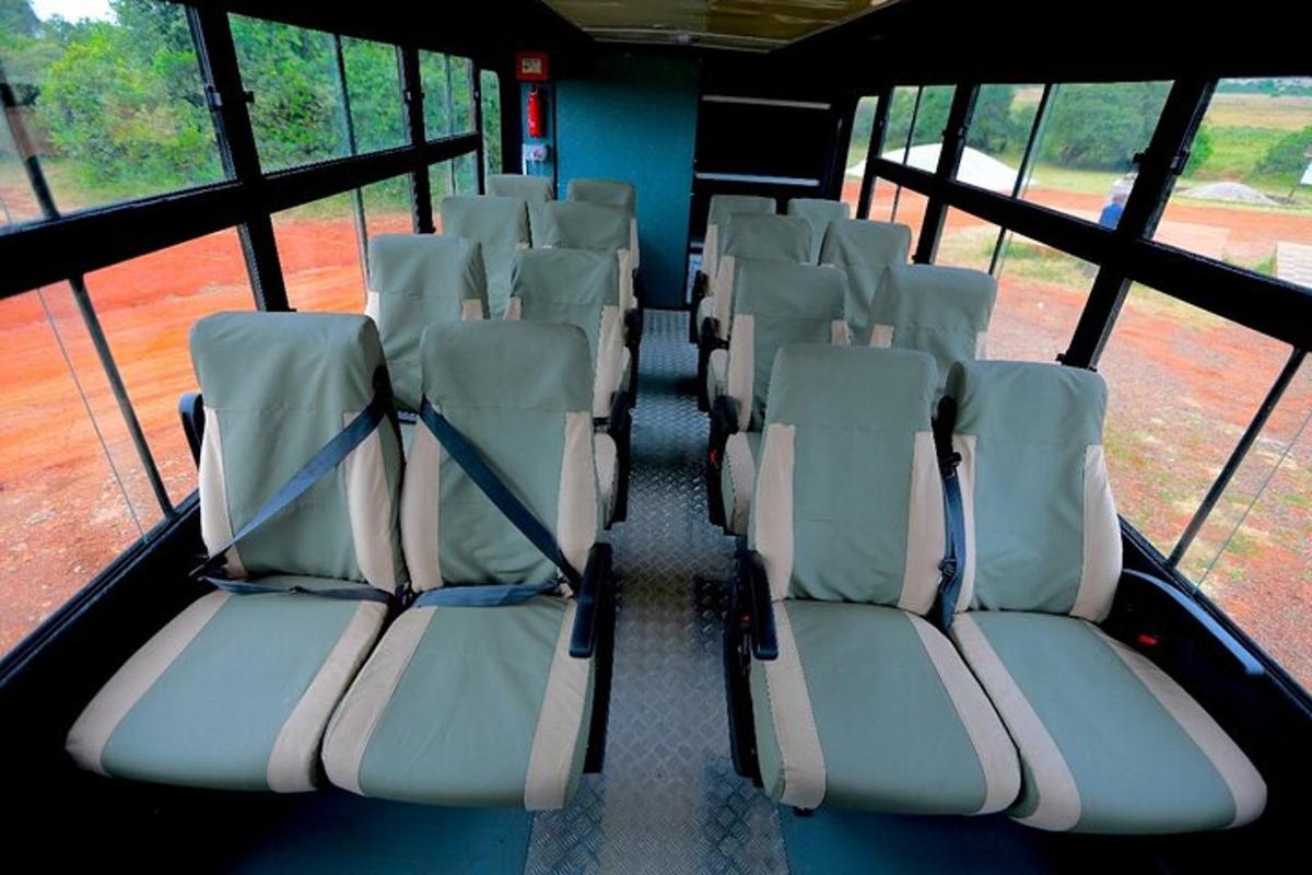 egy csoport üres ülés egy buszon