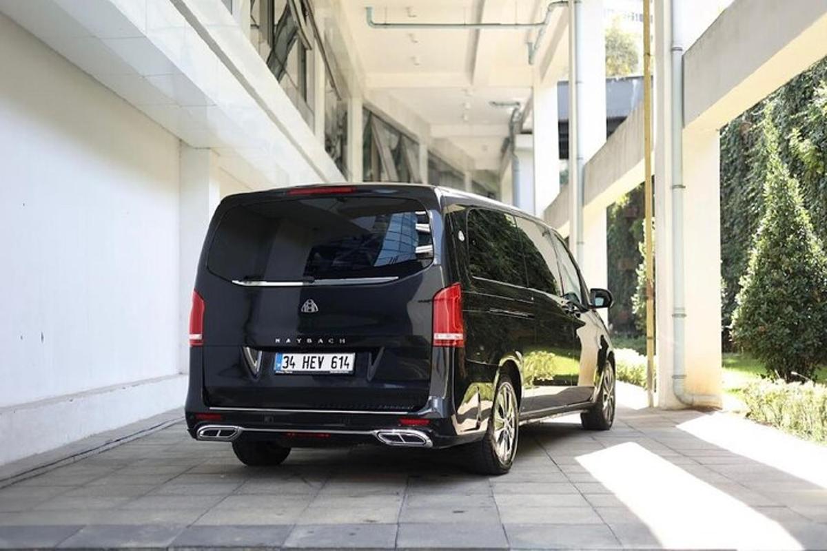 en svart minivan parkert utenfor en bygning