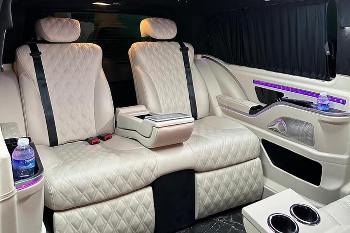 dua tempat duduk di belakang kereta