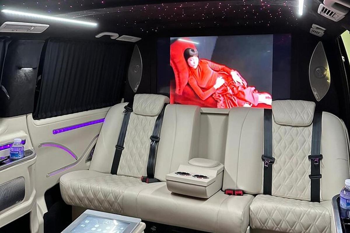 útsýni yfir aftursætið í limousínu