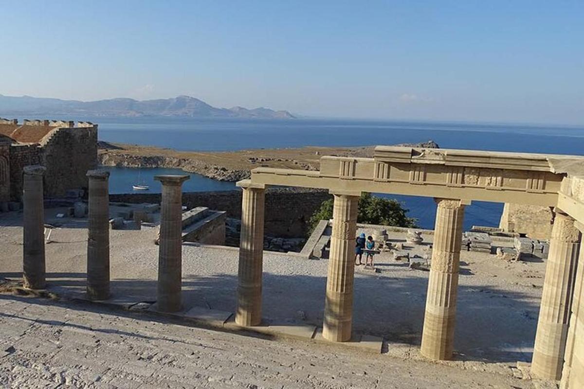 un arco di pietra con pilastri di fronte all'oceano
