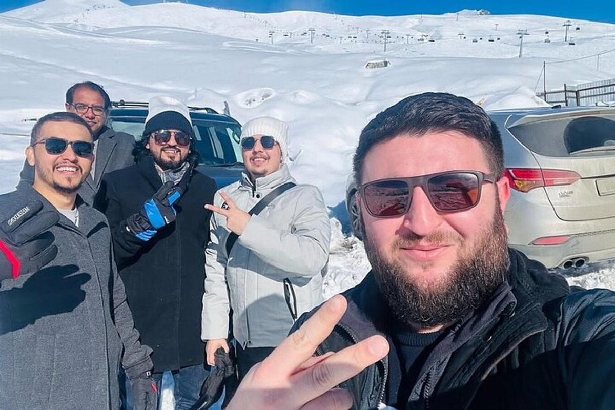 un grup d'homes posant per a una foto a la neu
