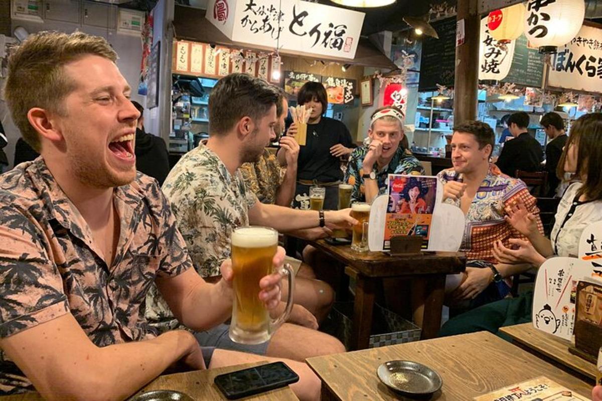 un gruppo di persone sedute in un bar a bere birra