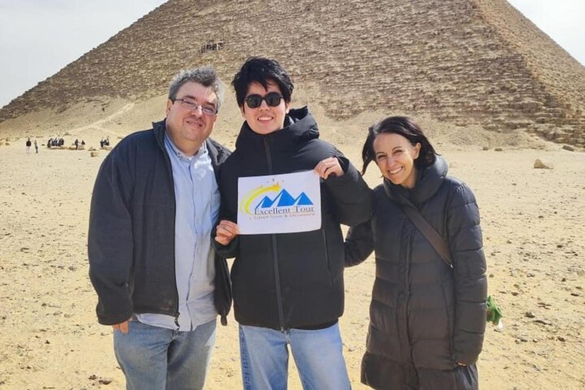 un gruppo di persone in piedi davanti a una piramide