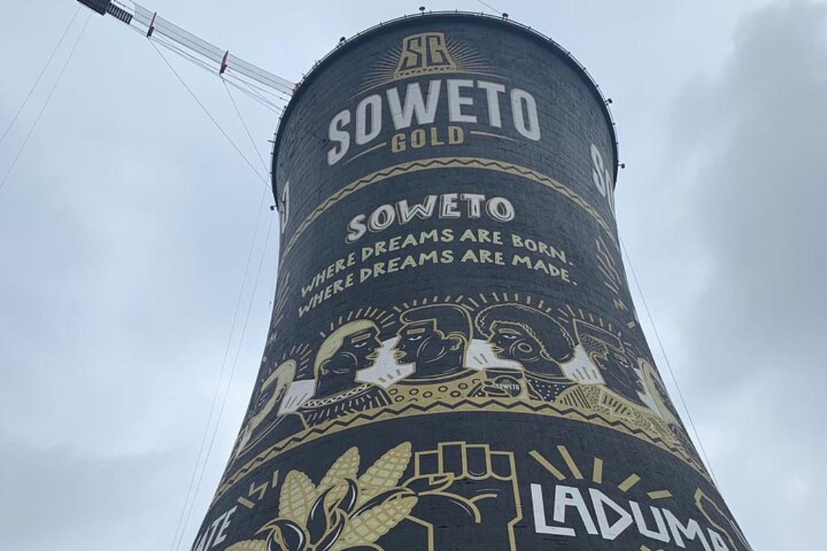 vodárenská věž s cedulí s nápisem „suverenite gold“