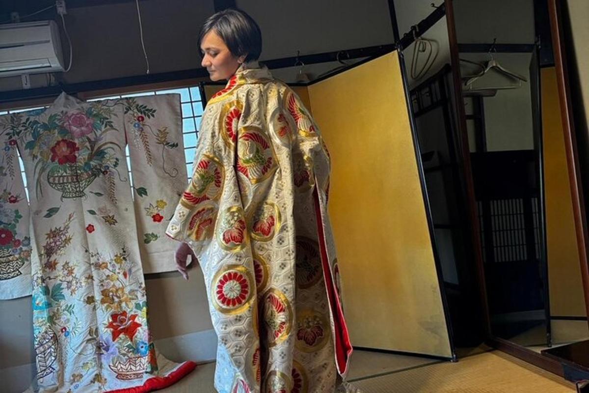 en kvinne i kimono som ser i et speil