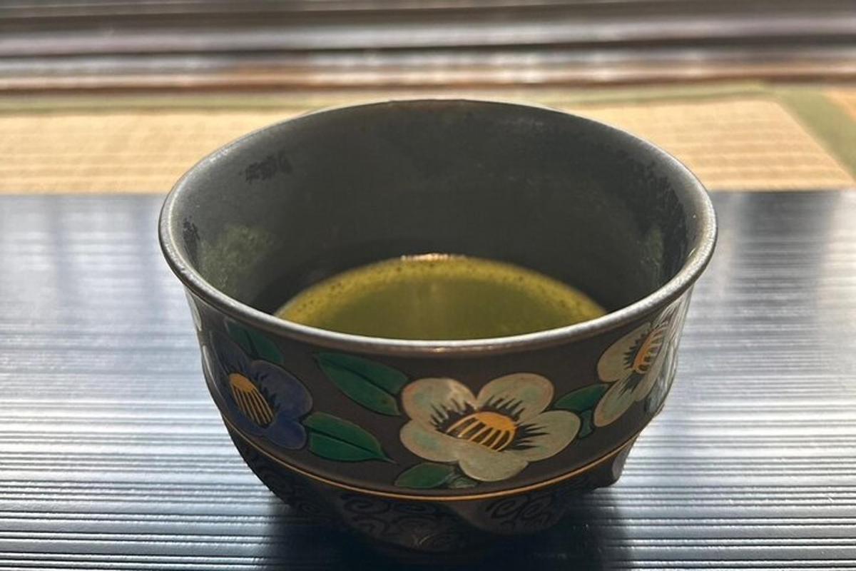 en kopp kaffe som står på toppen av et bord