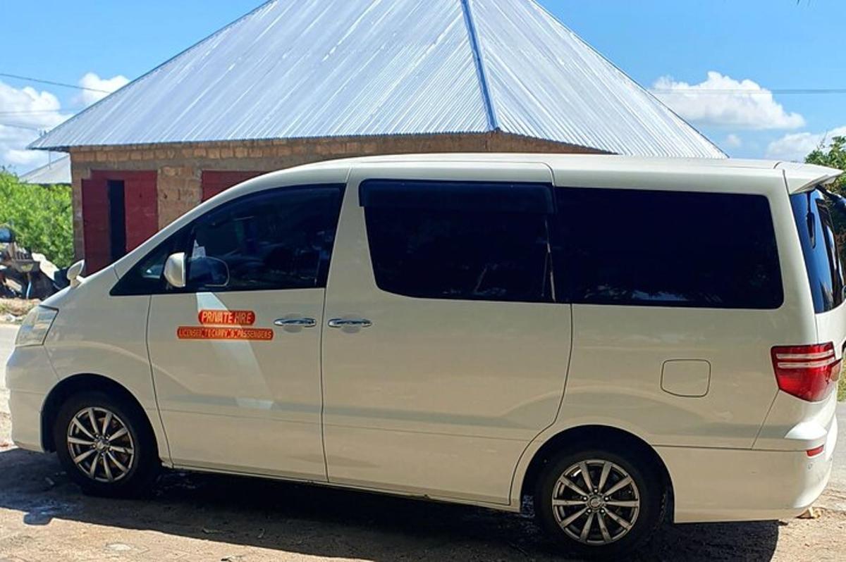 un furgone bianco parcheggiato davanti a un edificio