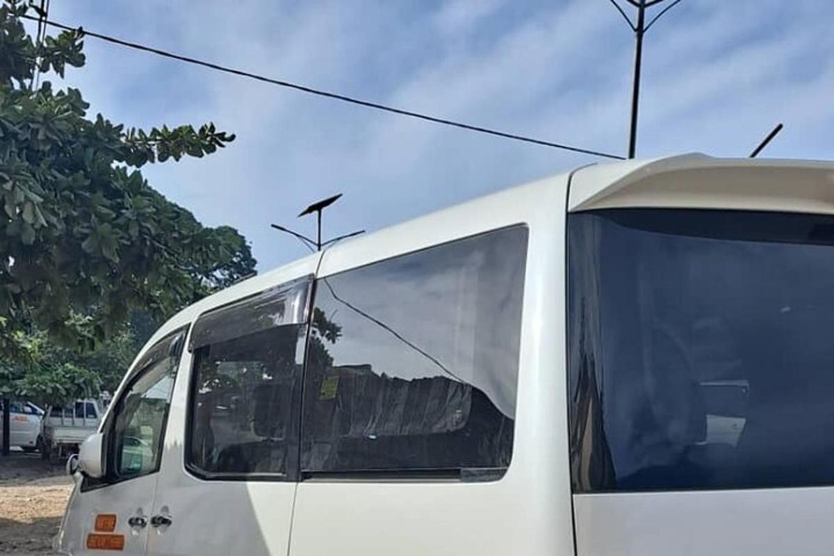 una furgoneta blanca està aparcada en un aparcament